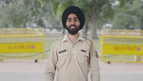 Glücklicher-Indischer-Sikh-Polizist,-Der-Daumen-Nach-Oben-Zeigt