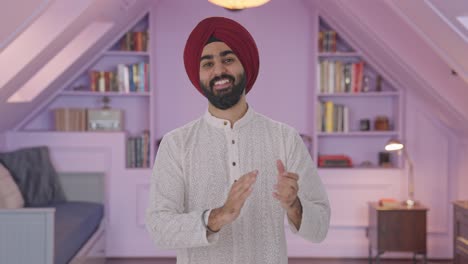 Hombre-Indio-Sikh-Aplaudiendo-Y-Apreciando