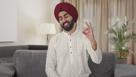 Glücklicher-Sikh-Indianer,-Der-Ein-Okay-Zeichen-Zeigt