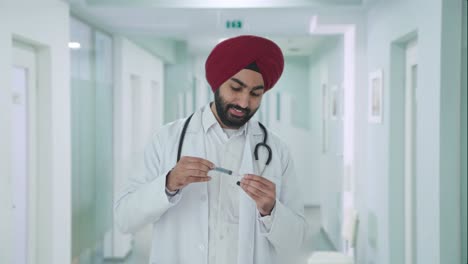 Glücklicher-Indischer-Sikh-Arzt,-Der-Eine-Injektion-Auffüllt