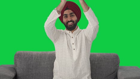 Feliz-Hombre-Indio-Sij-Aplaudiendo-Y-Apreciando-La-Pantalla-Verde