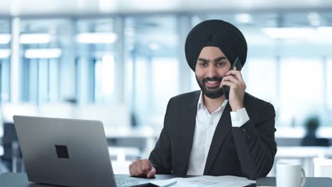 Glücklicher-Indischer-Sikh-Geschäftsmann,-Der-Auf-Abruf-Spricht