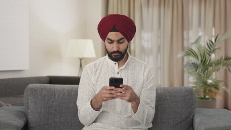 Sikh-Indianer,-Der-Jemandem-Eine-Nachricht-Schickt