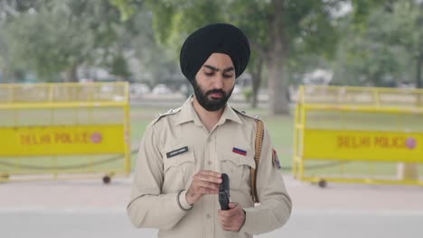 Hombre-Policía-Indio-Sikh-Comprobando-Pistola-De-Mano