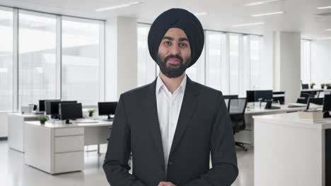 Glücklicher-Indischer-Sikh-Geschäftsmann-Lächelt