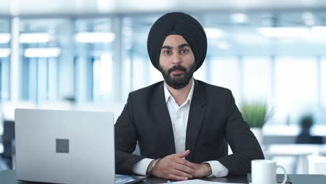 Glücklicher-Indischer-Sikh-Geschäftsmann,-Der-Hallo-Sagt