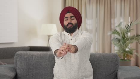Hombre-Indio-Sikh-Cansado-Y-Somnoliento