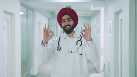 Feliz-Médico-Indio-Sikh-Mostrando-Signo-De-Bien