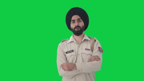Wütender-Indischer-Sikh-Polizist,-Der-Jemanden-Auf-Grünem-Bildschirm-Anschaut