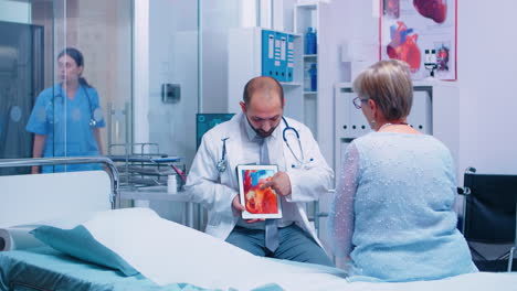 Kardiologe-Erklärt-Herzrhythmusstörungen-Auf-Einem-Tablet