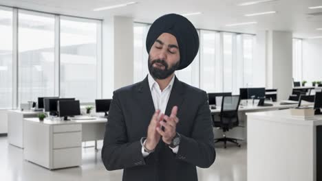 Glücklicher-Indischer-Sikh-Geschäftsmann,-Der-Klatscht-Und-Anerkennt