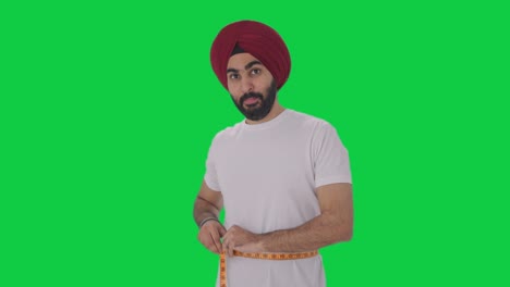 Glücklicher-Sikh-Indianer,-Der-Die-Taille-Mit-Zollband-Misst,-Grüner-Bildschirm
