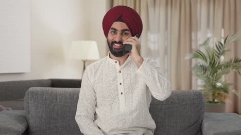 Glücklicher-Sikh-Indianer,-Der-Am-Telefon-Spricht