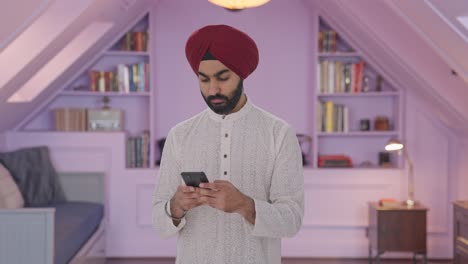 Sikh-Indianer,-Der-Jemandem-Eine-SMS-Schreibt