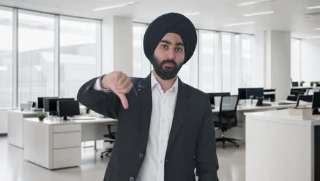Enttäuschter-Indischer-Sikh-Geschäftsmann-Zeigt-Daumen-Nach-Unten