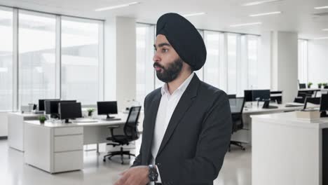Un-Serio-Hombre-De-Negocios-Indio-Sikh-Hablando-Con-Sus-Empleados