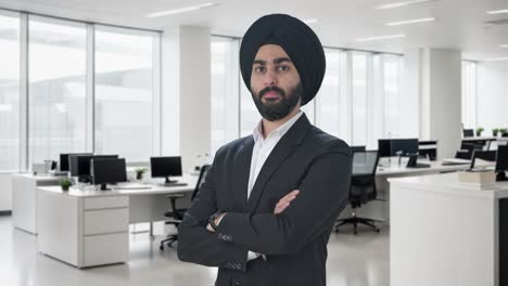 Porträt-Eines-Selbstbewussten-Indischen-Sikh-Geschäftsmanns,-Der-Mit-Gekreuzten-Händen-Steht