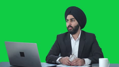 Triste-Empresario-Indio-Sikh-Contando-Dinero-En-Pantalla-Verde