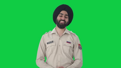 Glücklicher-Indischer-Sikh-Polizist,-Der-Auf-Grünem-Bildschirm-Lächelt