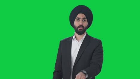 Un-Hombre-De-Negocios-Indio-Sikh-Enojado-Gritando-A-Alguien-En-Una-Pantalla-Verde