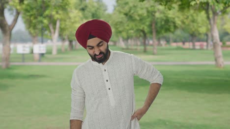 Kranker-Sikh-Indianer,-Der-Im-Park-Unter-Rückenschmerzen-Leidet