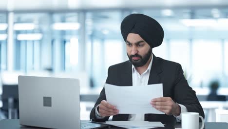 Wütender-Sikh-indischer-Geschäftsmann,-Der-Am-Laptop-Arbeitet