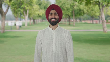 Glücklicher-Sikh-Indianer,-Der-über-Jemanden-Im-Park-Lacht