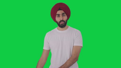 Wütender-Sikh-Indianer,-Der-Auf-Einem-Grünen-Bildschirm-Schreit