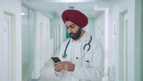 Wütender-Sikh-indischer-Arzt,-Der-Jemandem-Eine-Nachricht-Schickt