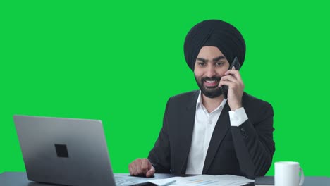 Feliz-Hombre-De-Negocios-Indio-Sikh-Hablando-Por-Teléfono-En-Pantalla-Verde