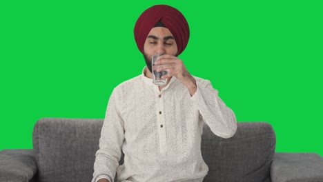 Glücklicher-Sikh-Indianer,-Der-Medikamente-Auf-Grünem-Bildschirm-Einnimmt
