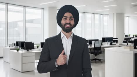 Glücklicher-Indischer-Sikh-Geschäftsmann,-Der-Daumen-Nach-Oben-Zeigt