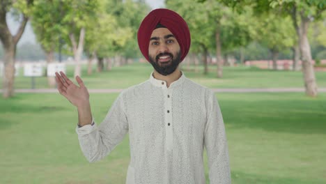 Glücklicher-Sikh-Indianer,-Der-Im-Park-Hallo-Sagt