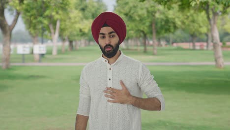 Kranker-Sikh-Indianer,-Der-Im-Park-Einen-Asthmaanfall-Hat