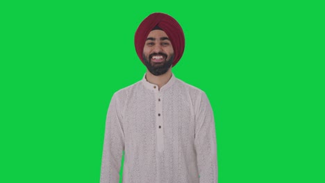 Fröhlicher-Sikh-Indianer,-Der-Auf-Einem-Grünen-Bildschirm-Lacht