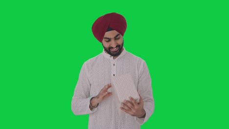 Glücklicher-Sikh-Indianer,-Der-Einen-Grünen-Bildschirm-Als-Geschenk-Erhält