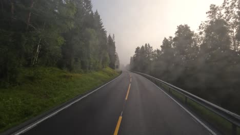 Niebla-En-Una-Carretera-De-Noruega.-Viaje-En-Coche-Pov.-Punto-De-Vista-Del-Vehículo-Conduciendo-Un-Coche-En-Una-Carretera-De-Noruega.