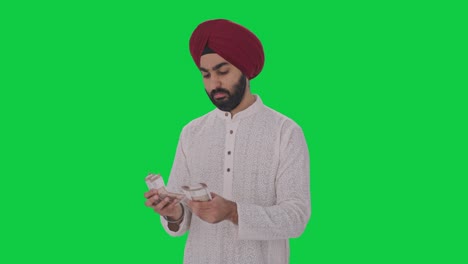 Sikh-Indischer-Mann-Zählt-Geld,-Grüner-Bildschirm