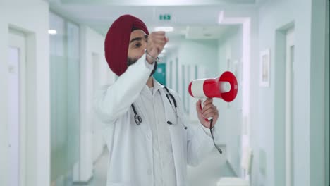 Médico-Indio-Sikh-Enojado-Protestando-Por-Los-Derechos