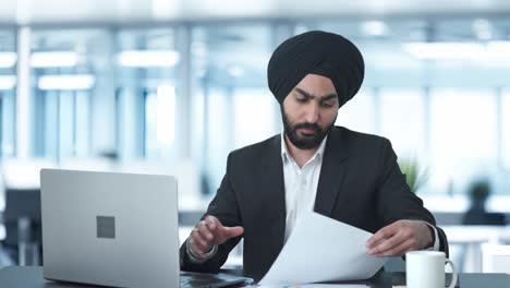 Vielbeschäftigter-Indischer-Sikh-Geschäftsmann,-Der-Am-Laptop-Arbeitet