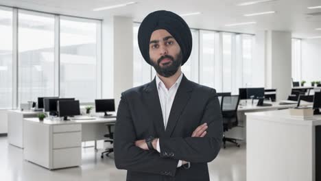 Selbstbewusster-Indischer-Sikh-Geschäftsmann,-Der-Mit-Gekreuzten-Händen-Steht