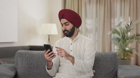 Hombre-Indio-Sikh-Desplazándose-Por-Teléfono