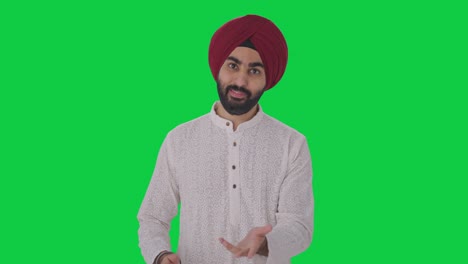 Glücklicher-Sikh-Indianer,-Der-Mit-Dem-Grünen-Bildschirm-Der-Kamera-Spricht