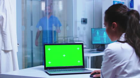 Grünes-Modell-Auf-Arzt-Laptop