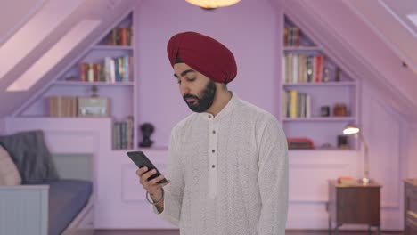 Fauler-Sikh-Indianer,-Der-Sein-Telefon-Benutzt
