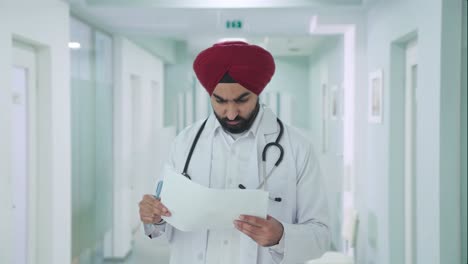 Seriöser-Indischer-Sikh-Arzt,-Der-Medizinische-Berichte-überprüft