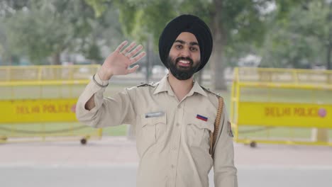 Glücklicher-Indischer-Sikh-Polizist,-Der-Hallo-Sagt