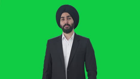 Glücklicher-Sikh-indischer-Geschäftsmann,-Der-Ein-Okay-Schild-Auf-Grünem-Bildschirm-Zeigt
