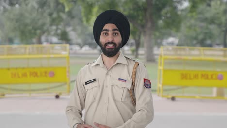 Feliz-Policía-Indio-Sikh-Hablando
