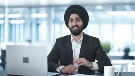Glücklicher-Indischer-Sikh-Geschäftsmann,-Der-Ein-Okay-Zeichen-Zeigt